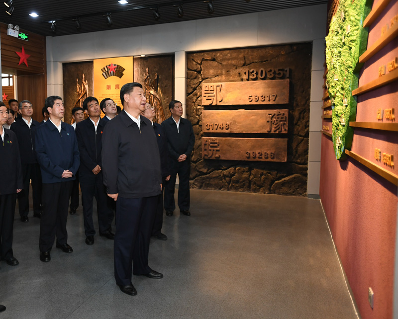 9月16日至18日，中共中央總書記、國(guó)家主席、中央軍委主席習(xí)近平在河南考察。這是16日下午，習(xí)近平來到位于信陽(yáng)市新縣的鄂豫皖蘇區(qū)首府烈士陵園，瞻仰革命烈士紀(jì)念堂。 新華社記者 謝環(huán)馳 攝