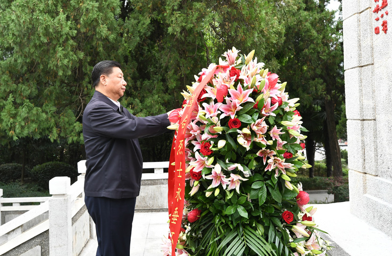　　9月16日至18日，中共中央總書記、國(guó)家主席、中央軍委主席習(xí)近平在河南考察。這是16日下午，習(xí)近平來到位于信陽(yáng)市新縣的鄂豫皖蘇區(qū)首府烈士陵園，瞻仰革命烈士紀(jì)念碑，向革命先烈敬獻(xiàn)花籃。 新華社記者 謝環(huán)馳 攝