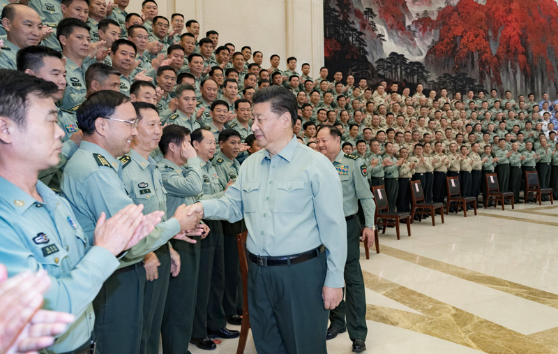 9月16日至18日，中共中央總書記、國(guó)家主席、中央軍委主席習(xí)近平在河南考察。這是18日上午，習(xí)近平在鄭州親切接見駐河南部隊(duì)副師職以上領(lǐng)導(dǎo)干部和團(tuán)級(jí)單位主官，代表黨中央和中央軍委向駐河南部隊(duì)全體官兵致以誠(chéng)摯問候。新華社記者 李剛 攝