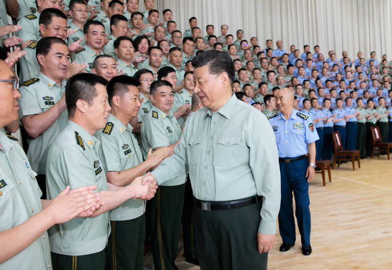 8月22日，中共中央總書記、國家主席、中央軍委主席習近平到空軍某基地視察。這是習近平親切接見駐甘肅部隊副師職以上領導干部和團級單位主官。
