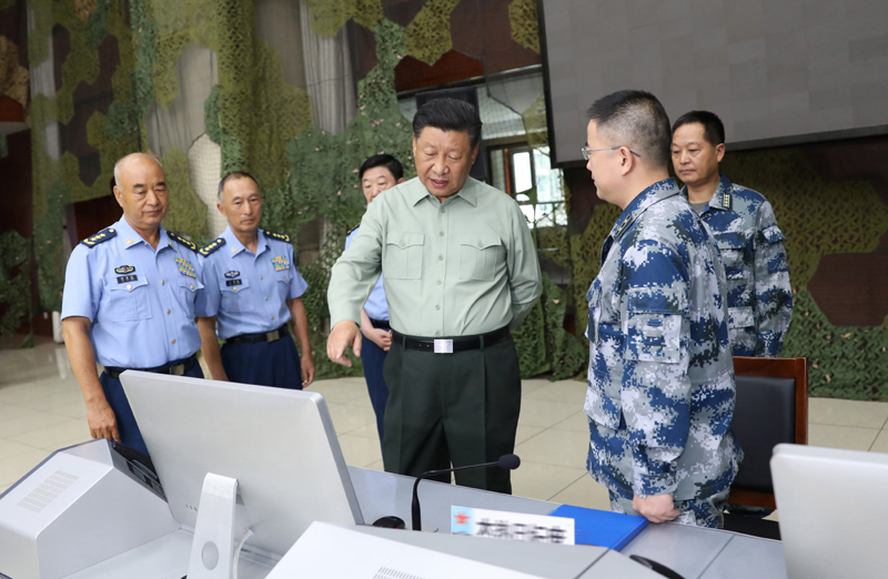 8月22日，中共中央總書記、國家主席、中央軍委主席習近平到空軍某基地視察。這是習近平察看基地作戰指揮中心，了解戰備值班和訓練情況。